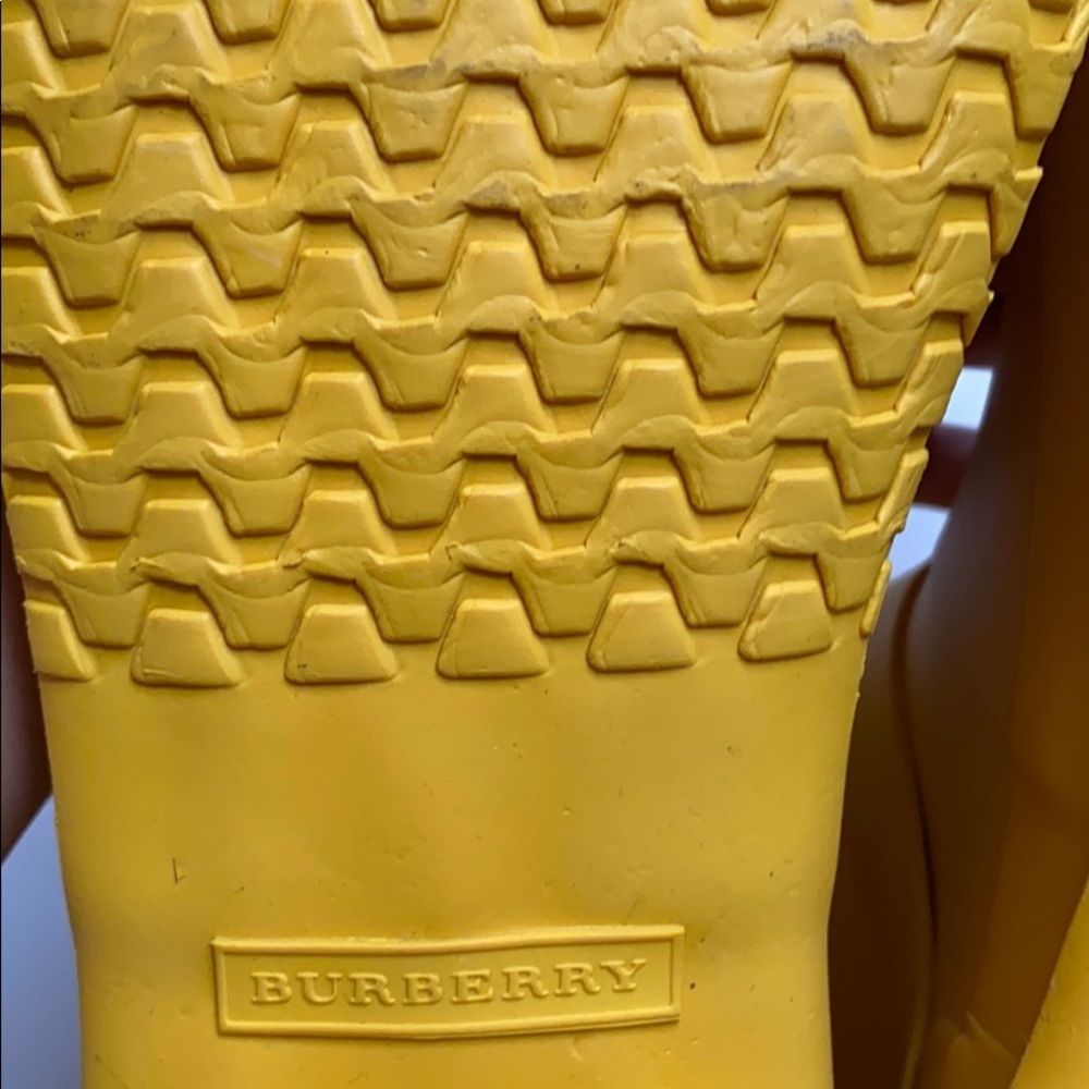 HP 🎉Burberry yellow mid buckle rain boot size: 10 - Picture 12 of 16
